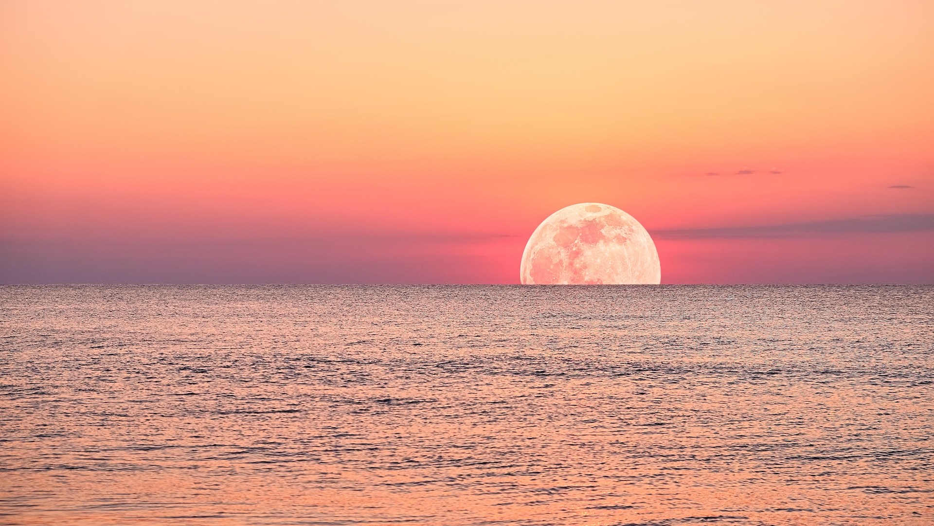 strawberry-moon-2024:-vezi-prima-luna-plina-a-verii-rasarind-la-o-zi-dupa-solstitiu