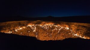 gates-of-hell:-focarul-de-foc-alimentat-cu-metan-din-turkmenistan,-care-arde-din-1971