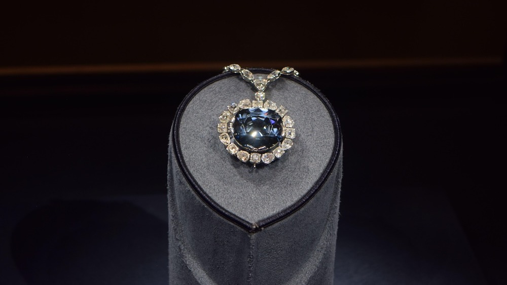 diamantul-sperantei:-piatra-pretioasa-albastra-„blestemata”-ravnita-de-regalitate