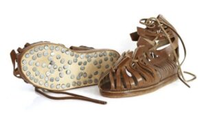 sandala-militara-romana-veche-de-2.000-de-ani-cu-cuie-pentru-tractiune-gasita-in-germania