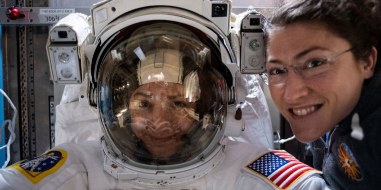 programul-de-costume-spatiale-comerciale-al-nasa-tocmai-s-a-lovit-de-o-problema-majora