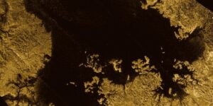 luna-lui-saturn,-titan,-are-linii-de-tarm-care-par-a-fi-modelate-de-valuri