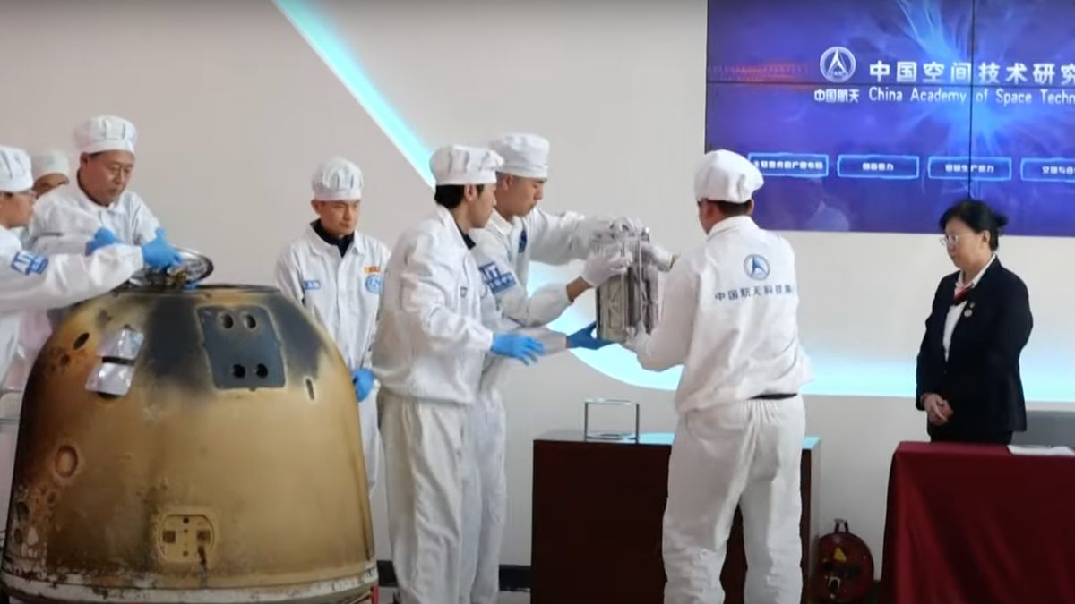 china-deschide-capsula-de-retur-chang'e-6-care-contine-mostre-din-partea-indepartata-a-lunii