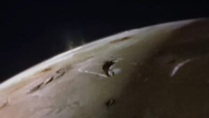 sonda-juno-a-nasa-dezvaluie-lacuri-de-lava-care-„sufla-foc”-peste-luna-vulcanica-io-a-lui-jupiter