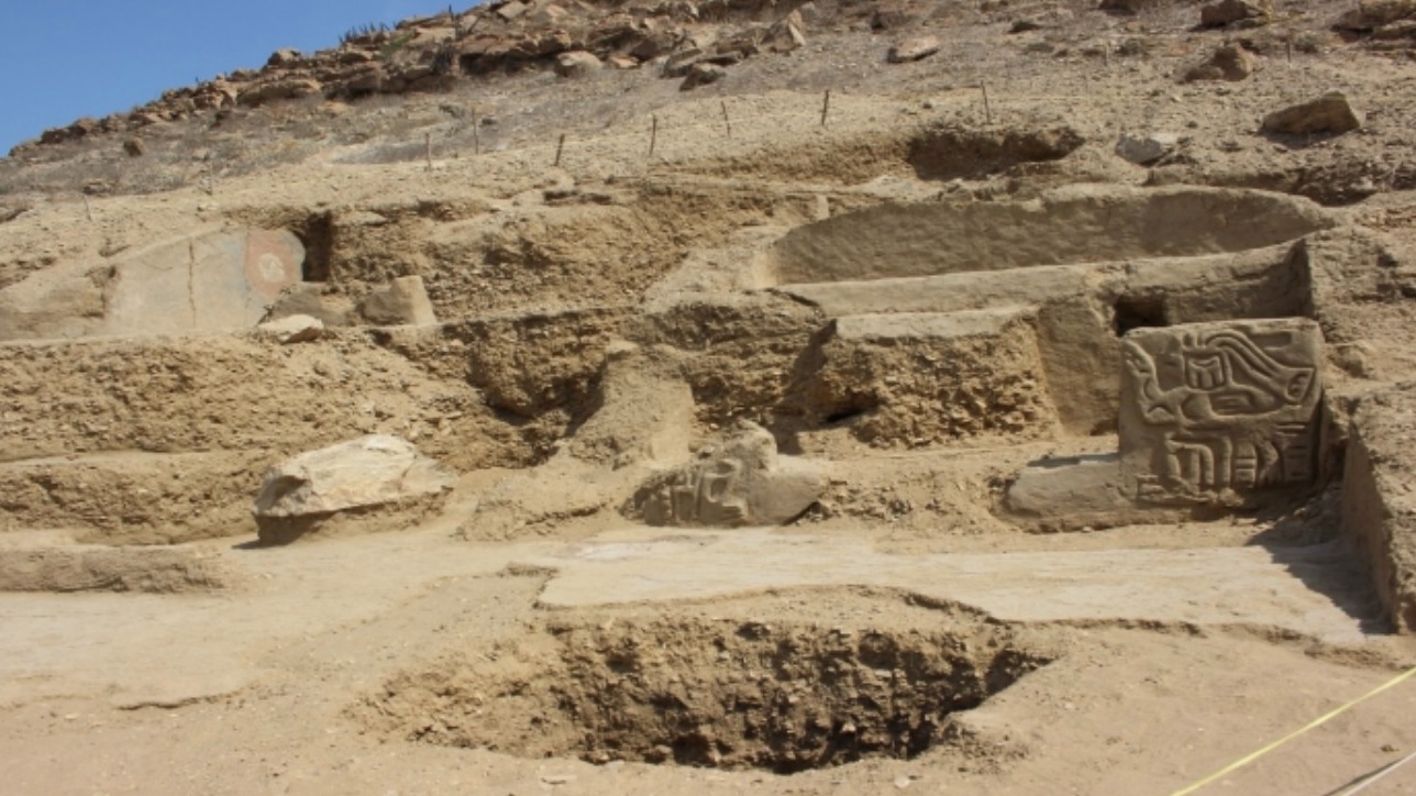templu-ceremonial-vechi-de-5.000-de-ani,-descoperit-sub-dune-de-nisip-din-peru