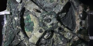 noua-analiza-a-mecanismului-antikythera-provoaca-presupunerea-veche-de-un-secol