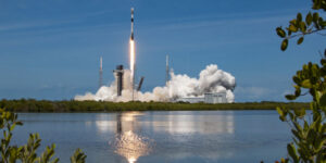 racheta-falcon-9-se-poate-intoarce-la-zbor-de-marti-seara