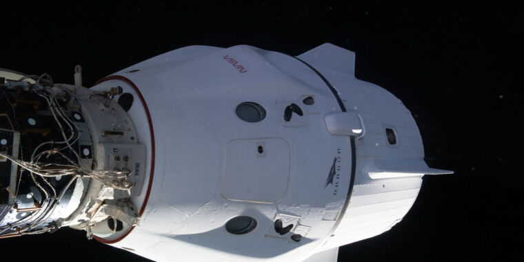 SpaceX mută Dragon splashdowns în Pacific pentru a rezolva problema căderii resturilor