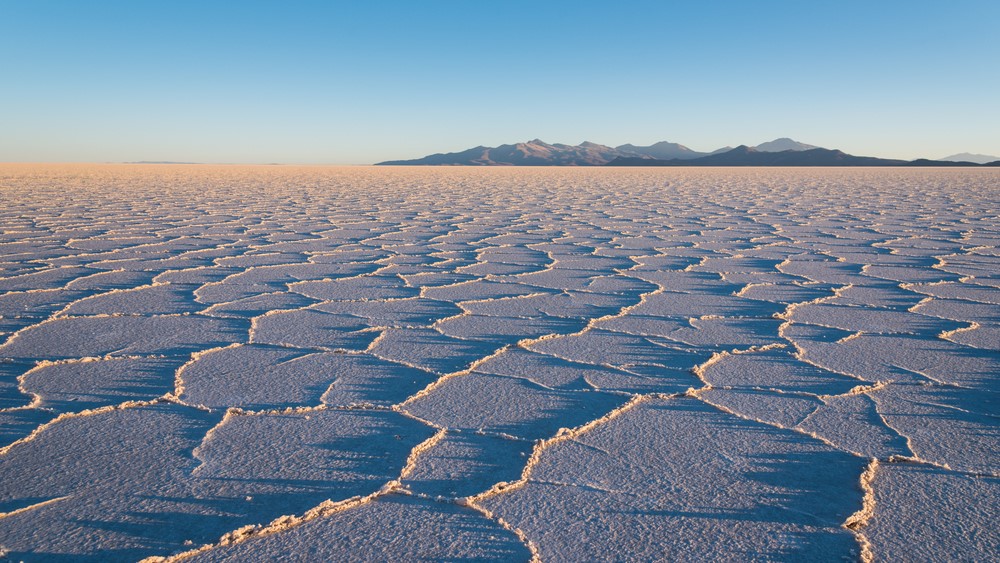 salar-de-uyuni:-cel-mai-mare-desert-de-sare-din-lume-si-rezervor-de-litiu-inconjurat-de-vulcani