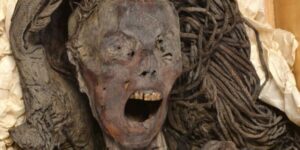 mumia-„screaming-woman”-s-ar-putea-sa-fi-murit-in-agonie-in-urma-cu-3.500-de-ani,-arata-un-studiu