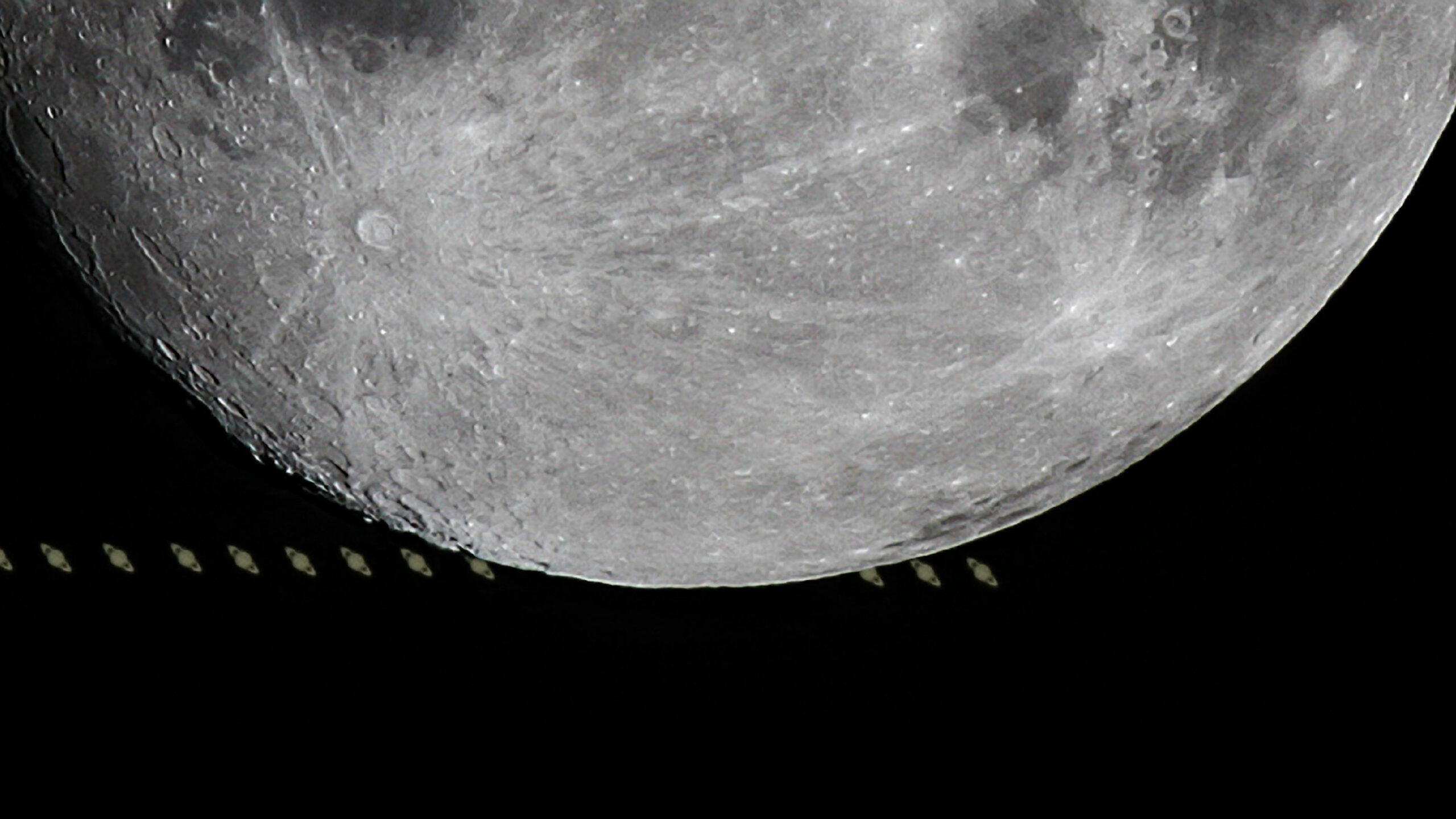 superluna-albastra-va-„inghiti”-saturn-in-seara-asta-–-aici-incepe-„ocultatia-lunara”-rara