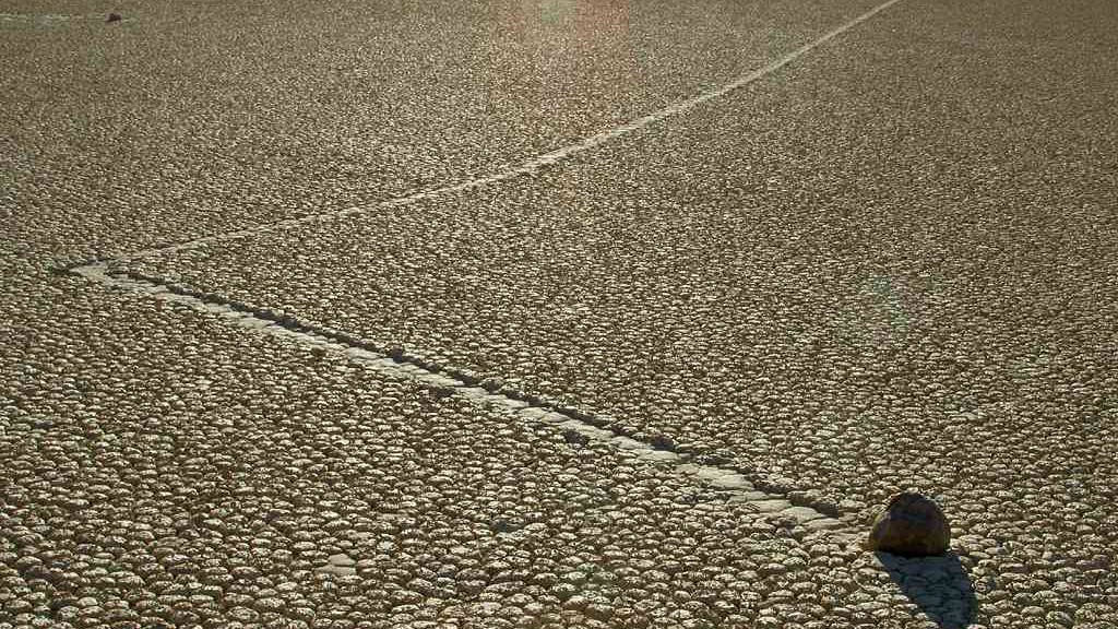 racetrack-playa:-casa-misterioasei-„pietre-de-navigatie”-din-valea-mortii