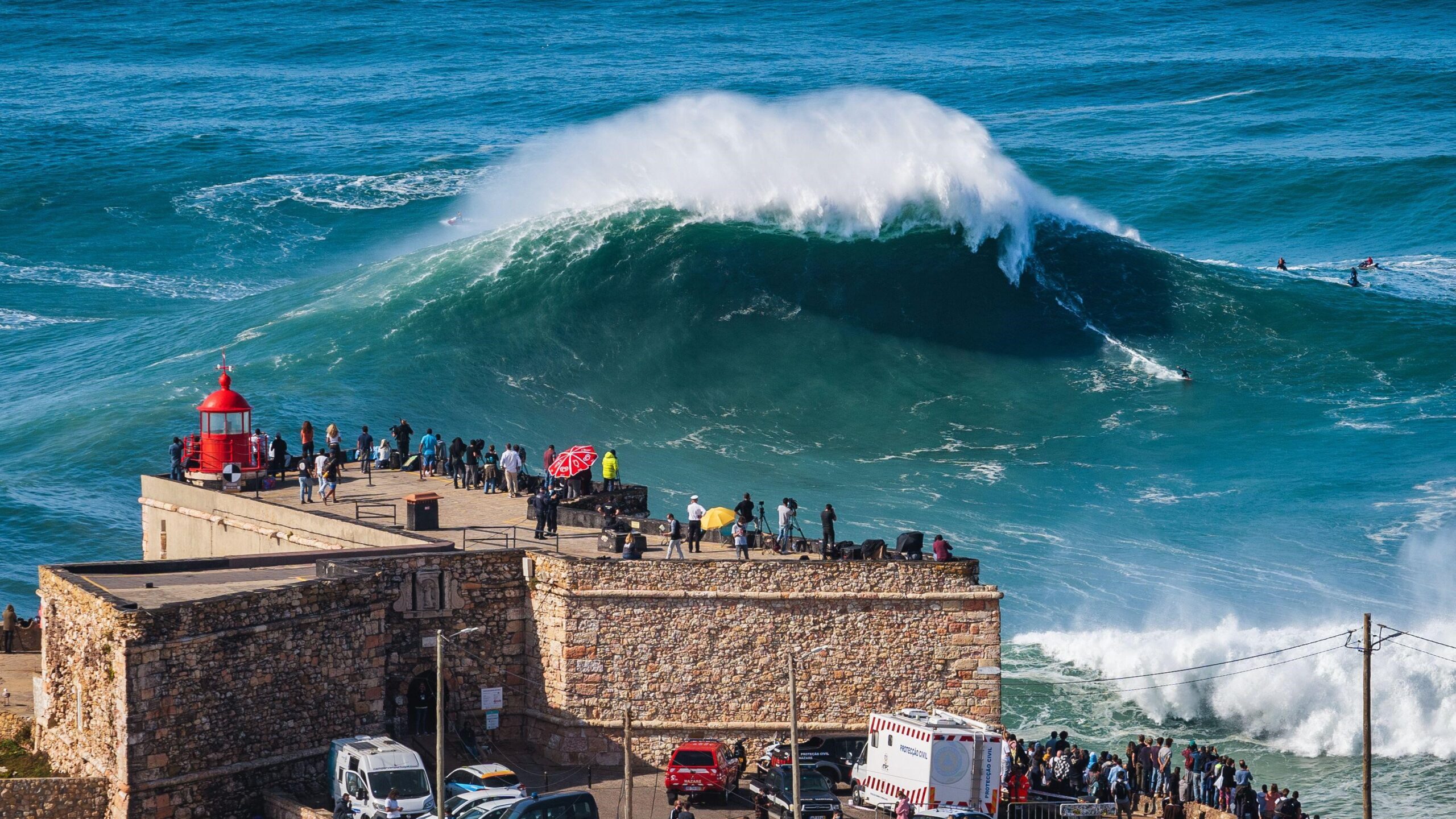 nazare:-paradisul-surferilor-cu-valuri-mari,-nascut-din-cel-mai-mare-canion-subacvatic-din-europa