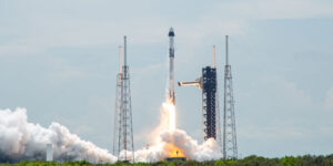spacex-lanseaza-o-misiune-pentru-a-aduce-astronautii-starliner-inapoi-pe-pamant