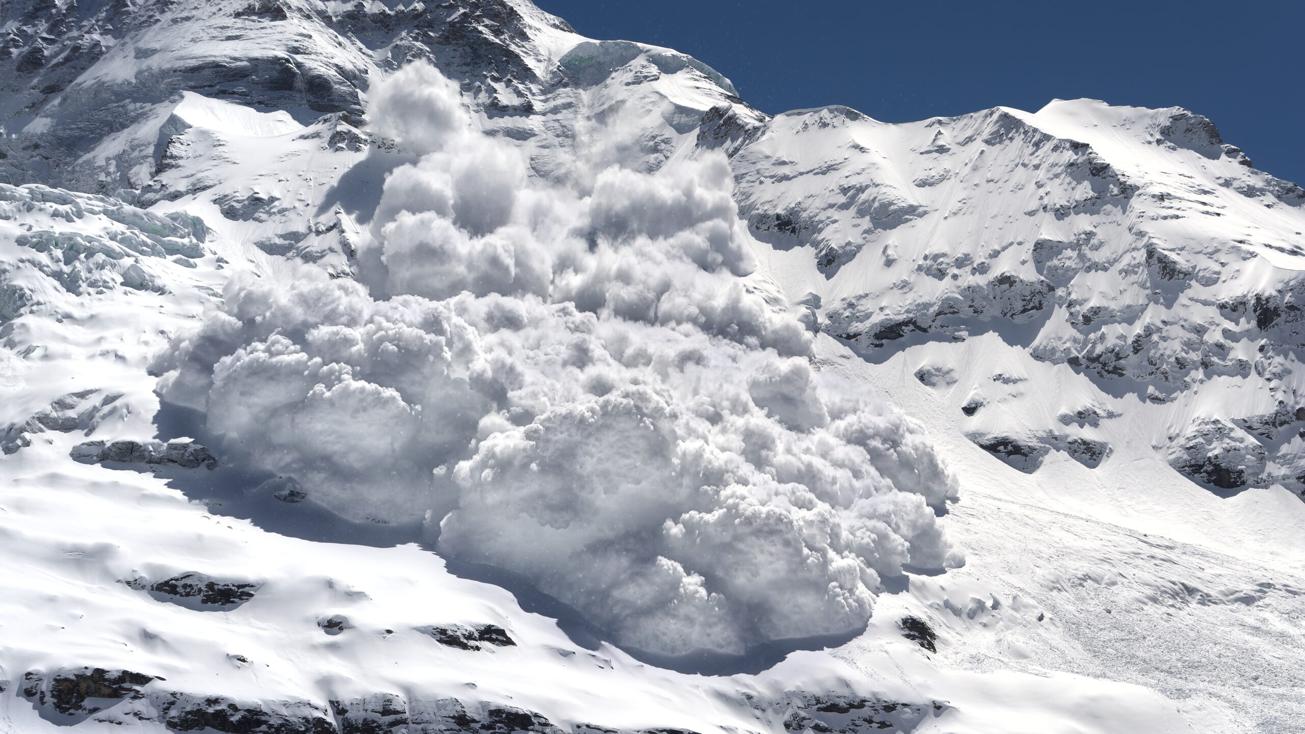 mai-multi-oameni-supravietuiesc-avalanselor-decat-cu-zeci-de-ani-in-urma-–-iata-de-ce