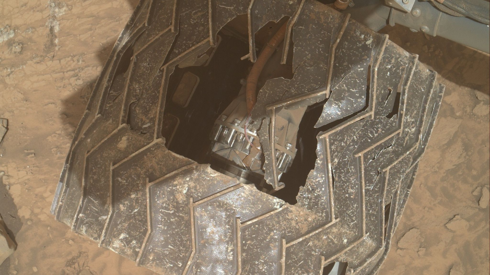 noi-imagini-nasa-dezvaluie-o-gaura-uriasa-in-roverul-curiosity-dupa-12-ani-de-„abuz”-pe-marte
