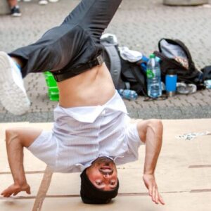 breakdancerii-sunt-expusi-riscului-de-„gaura-de-varf”,-avertizeaza-medicii