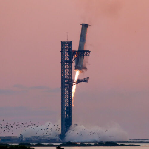 SpaceX prinde o rachetă care se întoarce în aer, transformând o idee fantezică în realitate