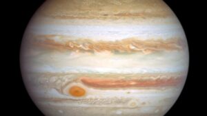 marea-pata-rosie-a-lui-jupiter-este-stransa,-constata-telescopul-hubble-–-si-nimeni-nu-stie-de-ce