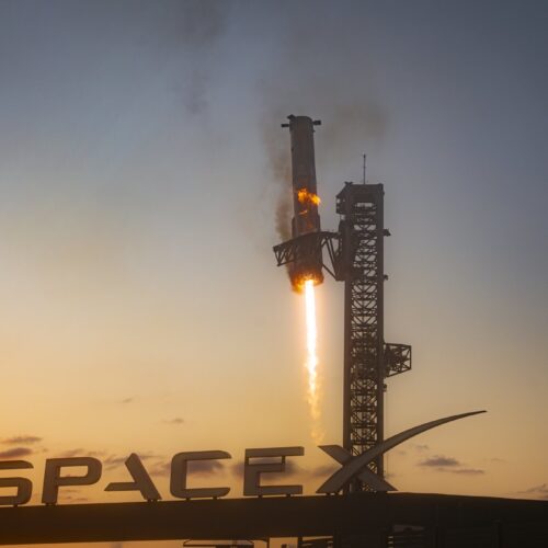 Raportul rachetei: Bloomberg cere anularea SLS; SpaceX atinge marca secolului