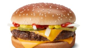 aproape-50-de-boli,-un-deces-cauzat-de-focarul-de-e.-coli-legat-de-mcdonald's-quarter-pounders