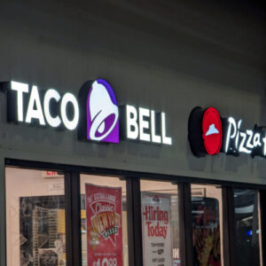 taco-bell,-kfc,-pizza-hut,-burger-king-scot-ceapa-pe-fondul-focarului-mcdonald's