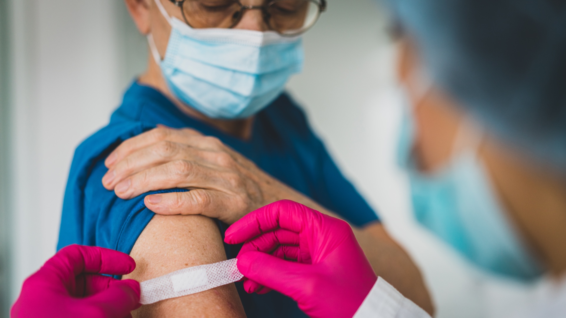 adultii-in-varsta-ar-trebui-sa-primeasca-2-doze-din-vaccinul-actualizat-covid,-spun-cdc