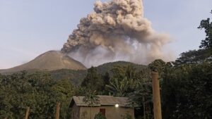 eruptia-vulcanului-din-indonezia-a-ucis-cel-putin-10-persoane