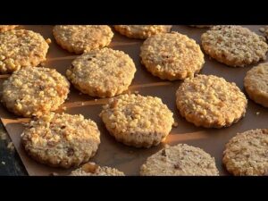 Biscuiții copilăriei din cele mai simple ingrediente.Biscuiți crocanți cu miez de nuci.