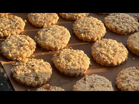 Biscuiții copilăriei din cele mai simple ingrediente.Biscuiți crocanți cu miez de nuci.