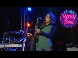 SABRINA DE MITRI one woman band con sax e loop station. Busker del mondo, da Bristol all’Australia