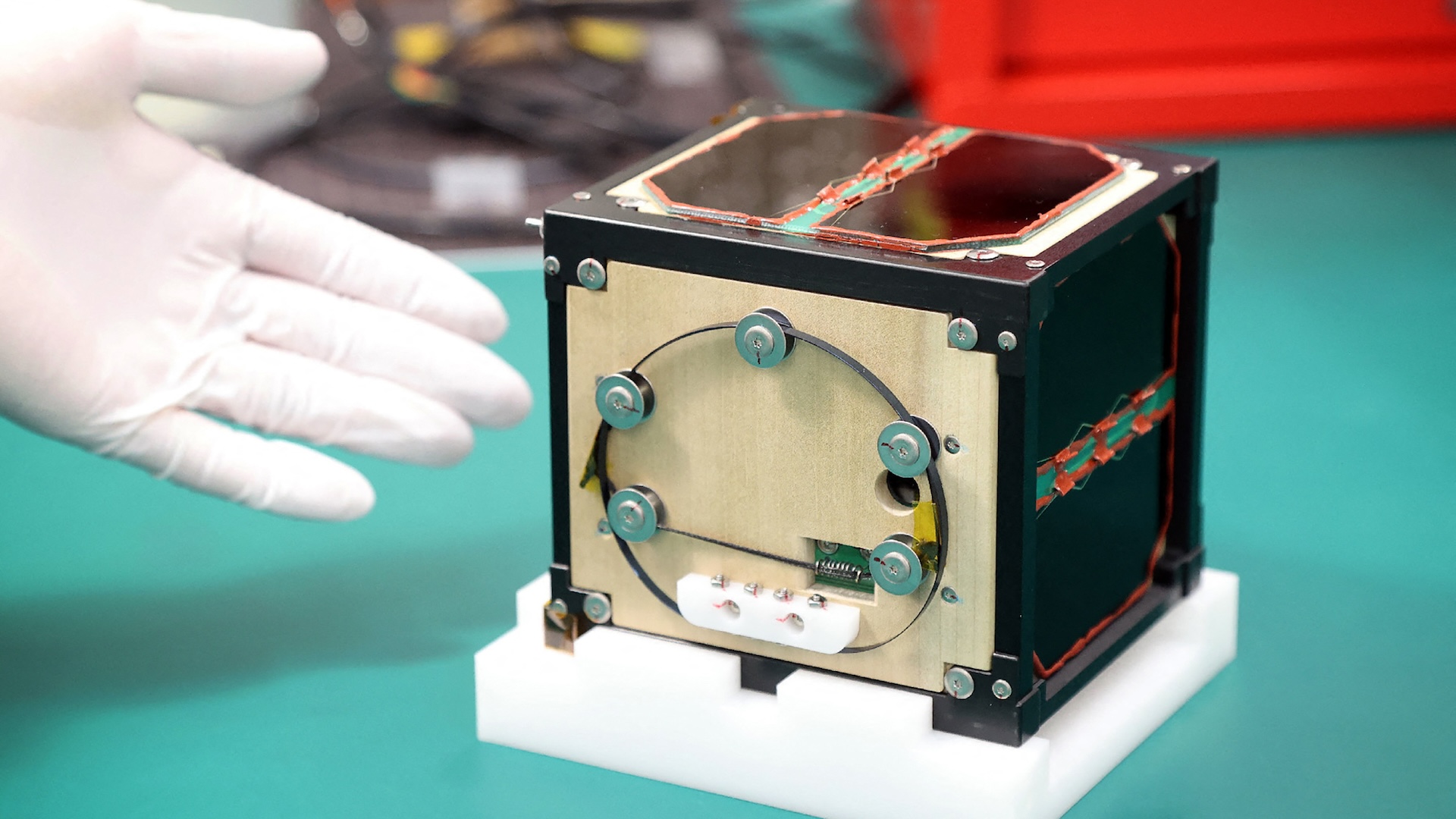 primul-satelit-din-lemn-din-lume-soseste-la-iss-pentru-un-test-orbital-cheie