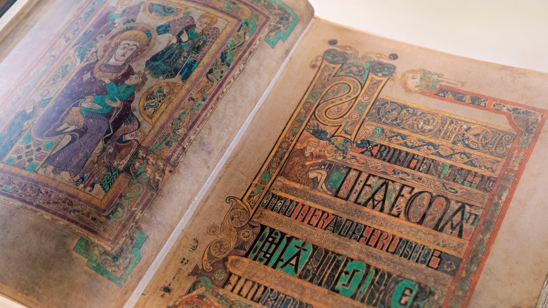 book-of-kells:-un-manuscris-vechi-de-1.200-de-ani-realizat-de-calugari-care-scapau-de-vikingi