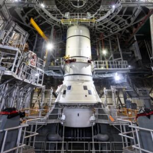nasa-stivuieste-racheta-artemis-ii,-ceea-ce-implica-o-simpla-reparatie-a-scutului-termic