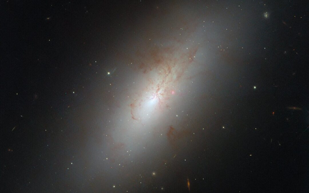 Fotografia spațială a săptămânii: Hubble descoperă adevărata identitate a unei galaxii ciudate – și nu este spirală sau eliptică