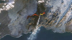 imagini-dramatice-ale-nasa-dezvaluie-lava-care-curge-langa-laguna-albastra-a-islandei