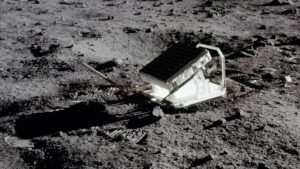 timpul-se-misca-mai-repede-pe-luna,-arata-un-nou-studiu-al-relativitatii-lui-einstein