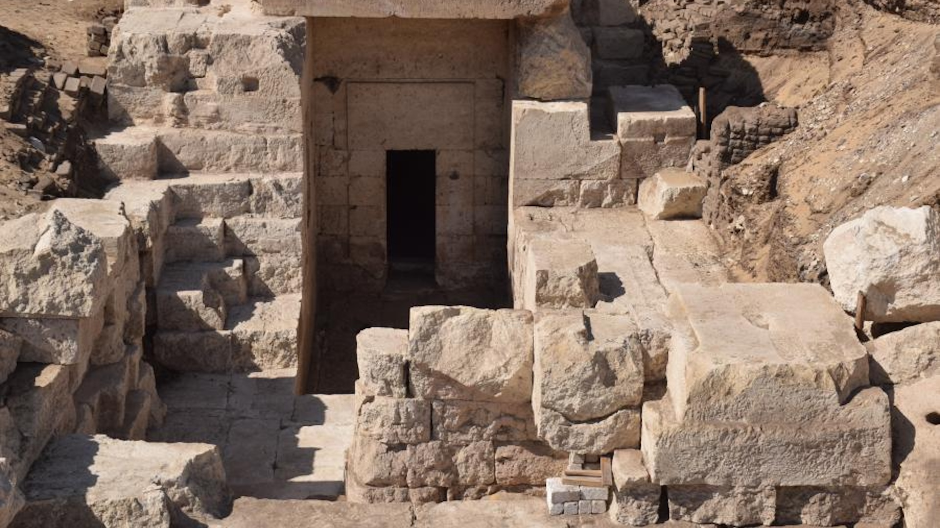 templu-vechi-de-2.100-de-ani-din-egiptul-antic-descoperit-ascuns-in-stanci