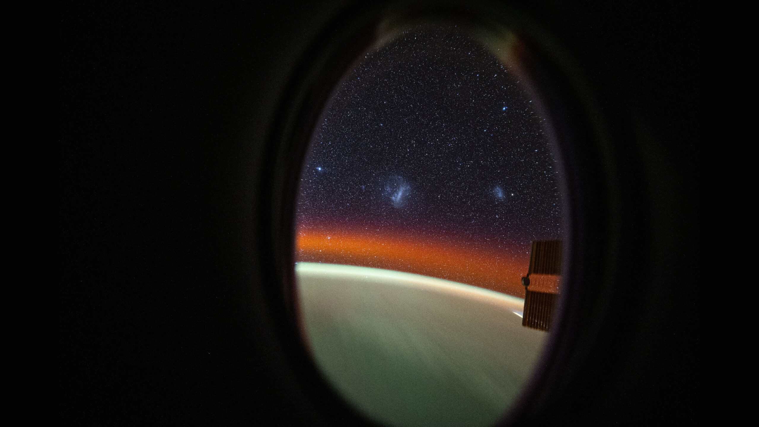 fotografia-spatiala-a-saptamanii:-astronautul-observa-2-galaxii-din-apropiere-din-capsula-spacex