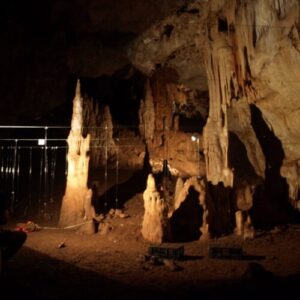 compus-din-pestera-adanca-din-paleolitic-folosit-probabil-pentru-ritualuri