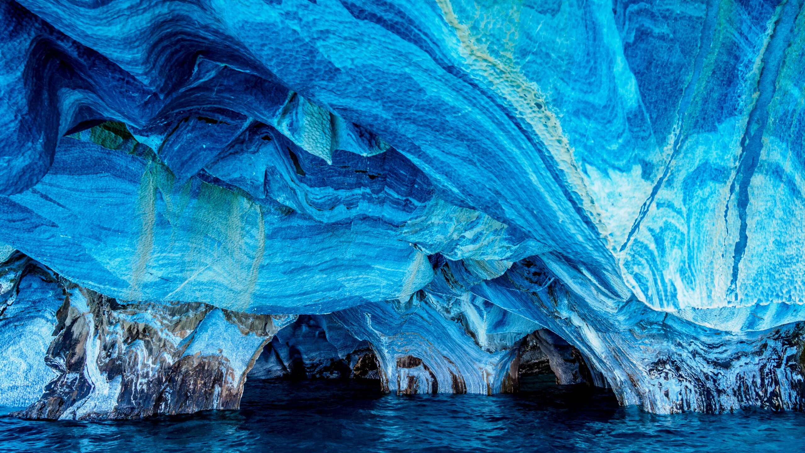 pesteri-de-marmura:-caverne-eterice-turcoaz-din-chile,-cu-„inghetata-minerala”-pe-pereti