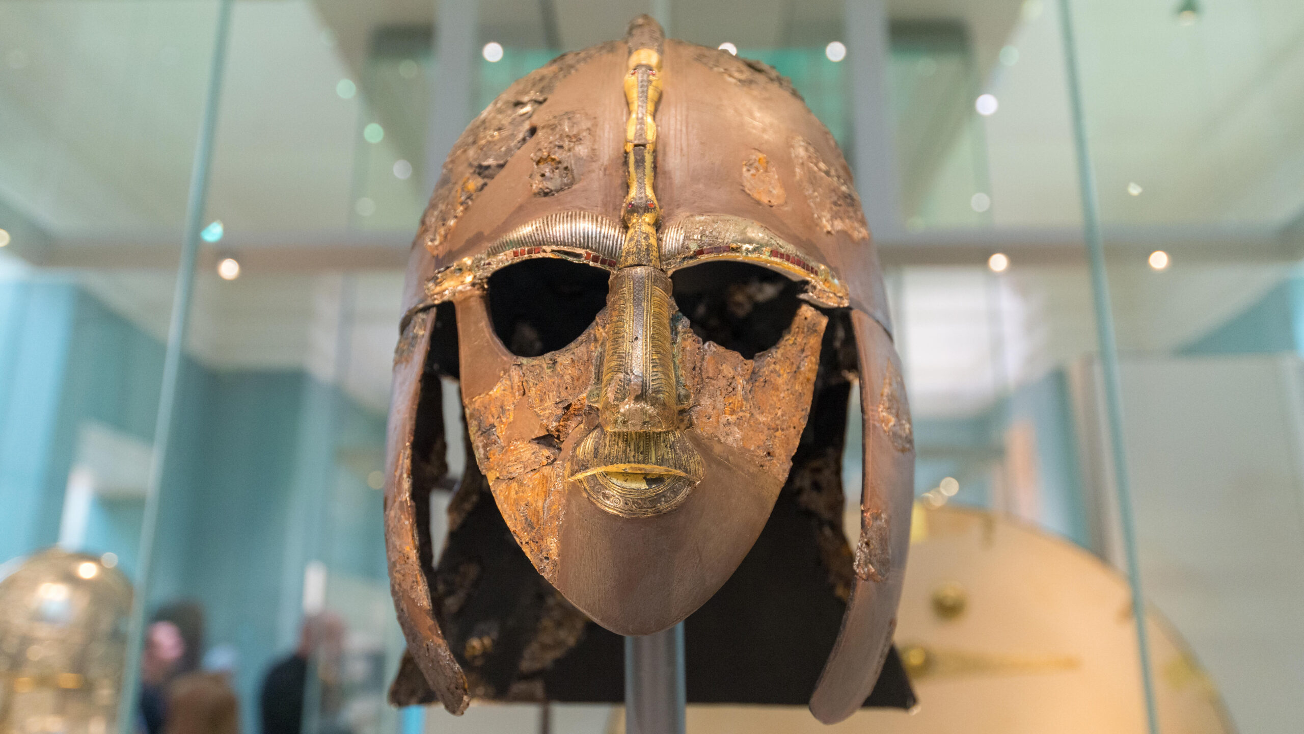 casca-sutton-hoo:-o-relicva-incrustata-cu-aur-si-bijuterii,-cu-legaturi-cu-beowulf-si-cu-un-rege-anglo-saxon-pierdut