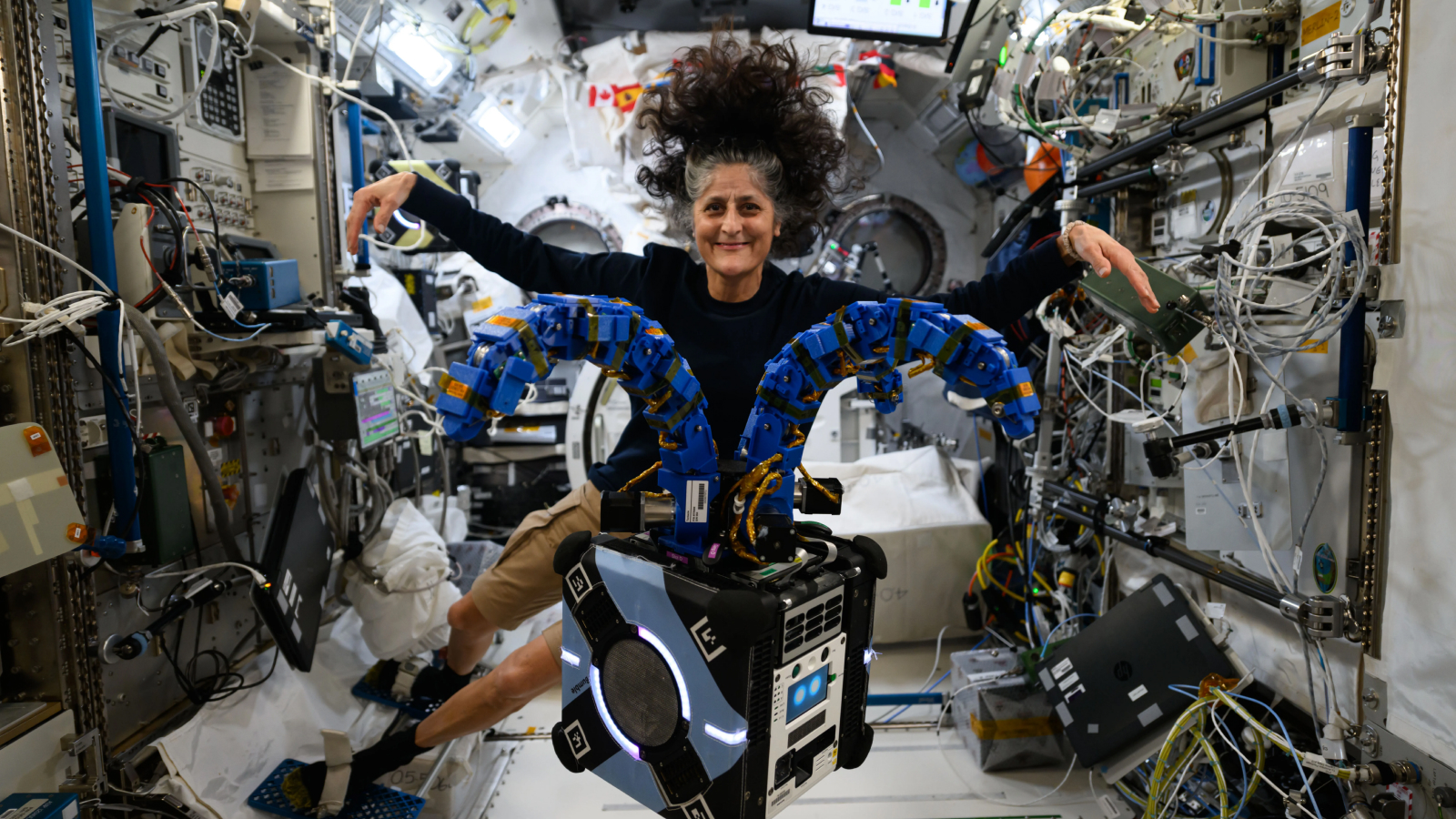 comandantul-nasa-suni-williams-se-intalneste-cu-robotul-astrobee-cu-tentacule-pe-iss