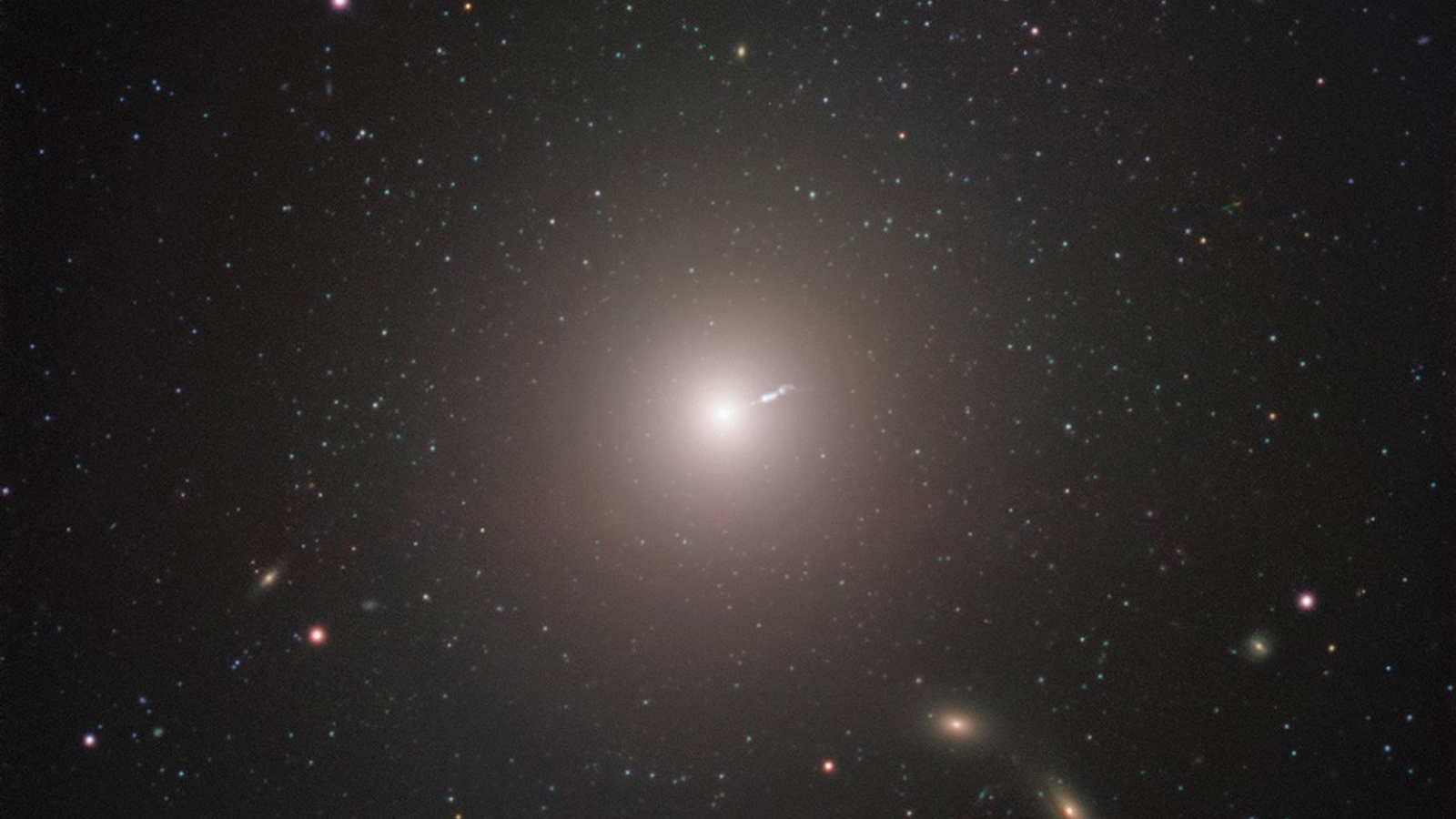 astronomii-observa-o-explozie-enorma-de-la-prima-gaura-neagra-fotografiata-vreodata