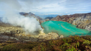 kawah-ijen:-vulcanul-din-indonezia-care-tine-in-inima-sa-cel-mai-mare-lac-acid-din-lume