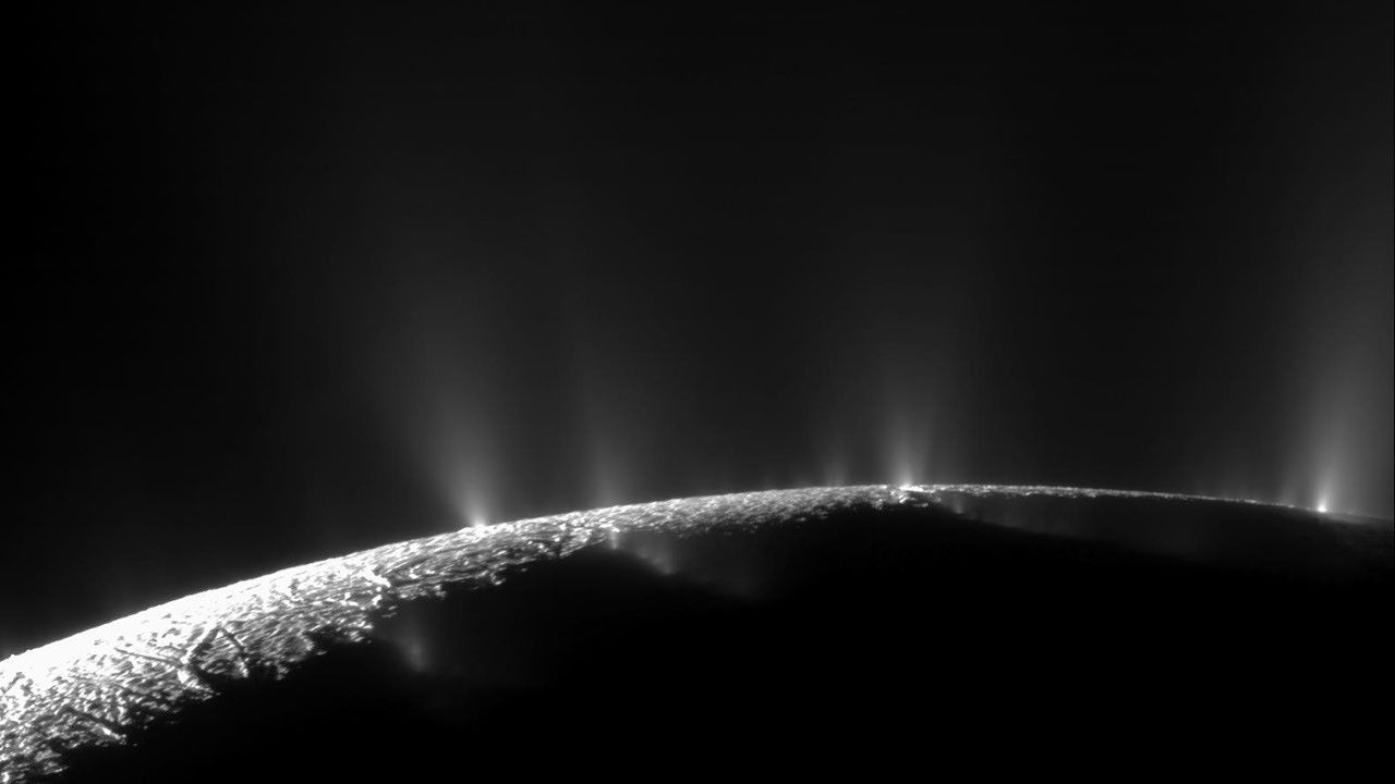 exista-o-pata-intunecata-ciudata,-care-dispare-pe-luna-lui-saturn,-enceladus
