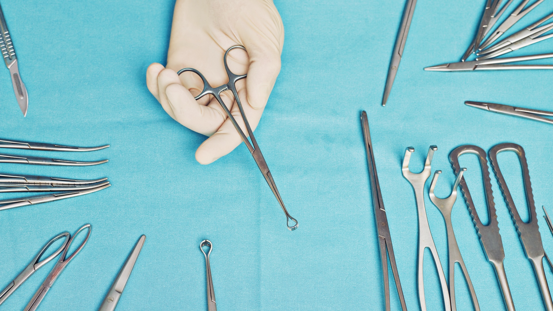 dilema-de-diagnostic:-un-chirurg-a-transplantat-accidental-o-tumoare-in-propria-sa-mana