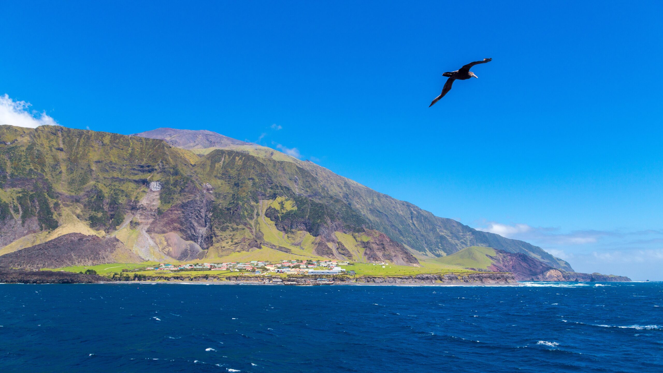 tristan-da-cunha:-cea-mai-indepartata-insula-locuita-de-pe-pamant,-facuta-dintr-o-destramare-a-supercontinentului