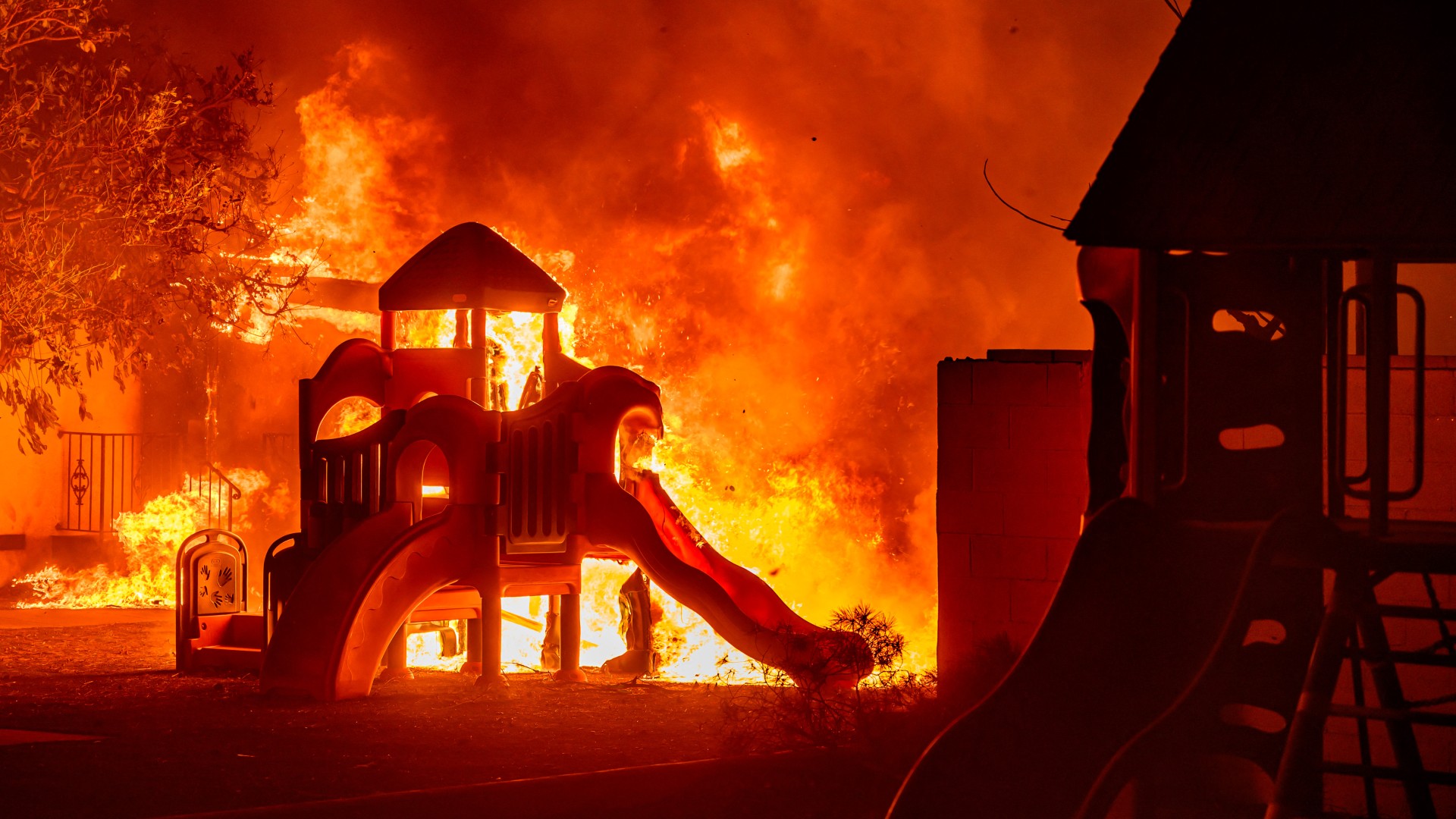 incendiile-care-fac-ravagii-in-la-sunt-alimentate-de-vanturile-din-santa-ana.-ce-sunt-ei?