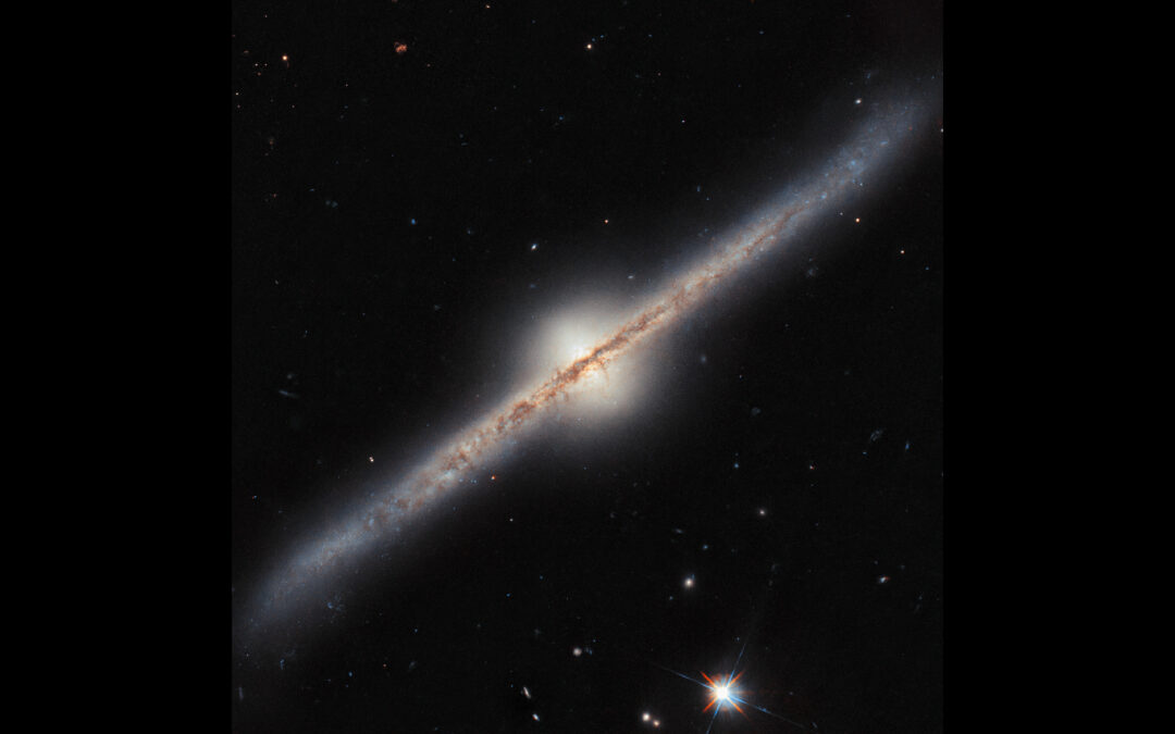 Fotografia spațială a săptămânii: galaxia spirală înclinată care i-a luat lui Hubble 23 de ani să fie capturată